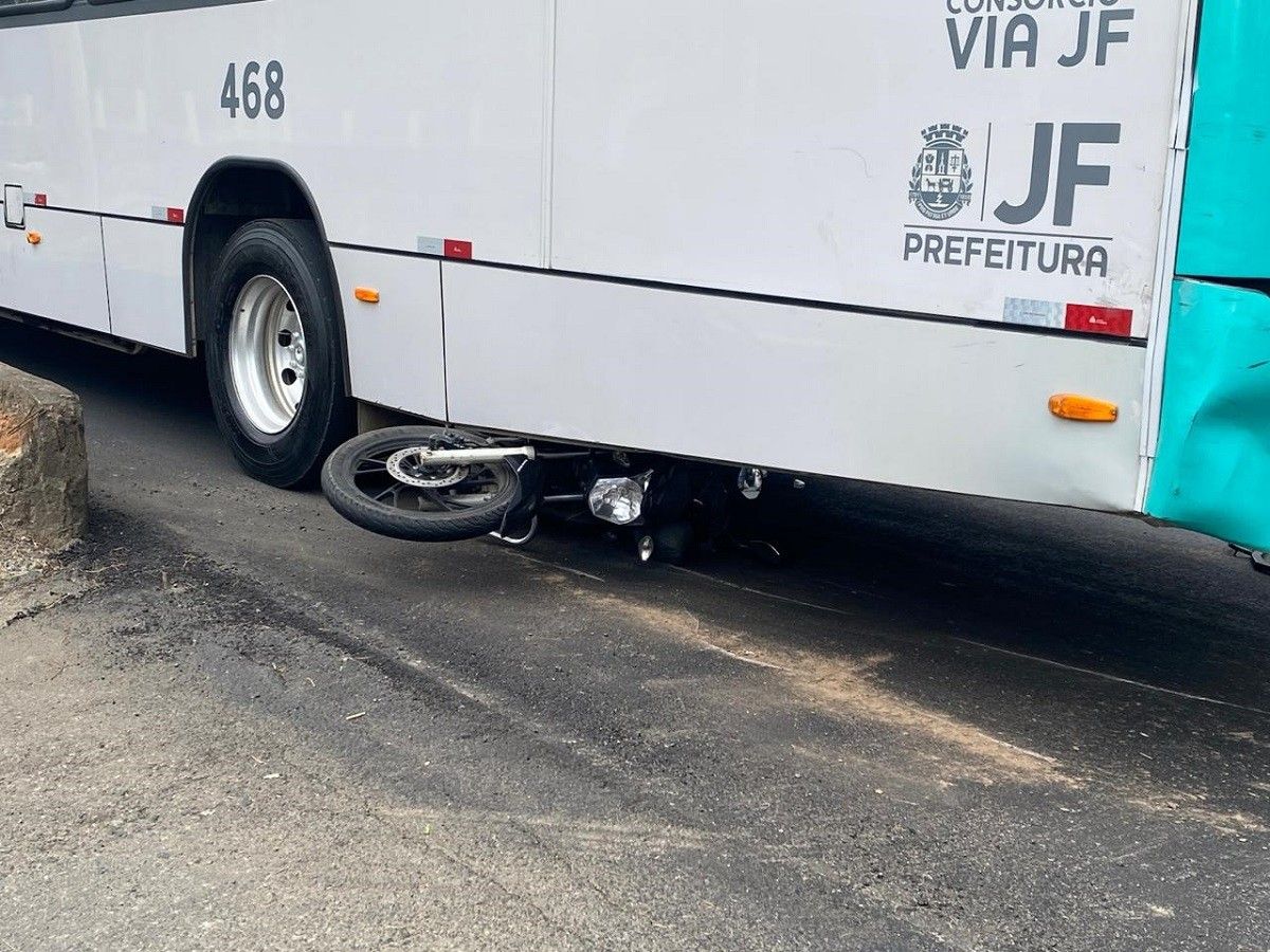 Motociclista fica ferido ao colidir com ônibus parado na Avenida JK, em Juiz de Fora. Reprodução: g1