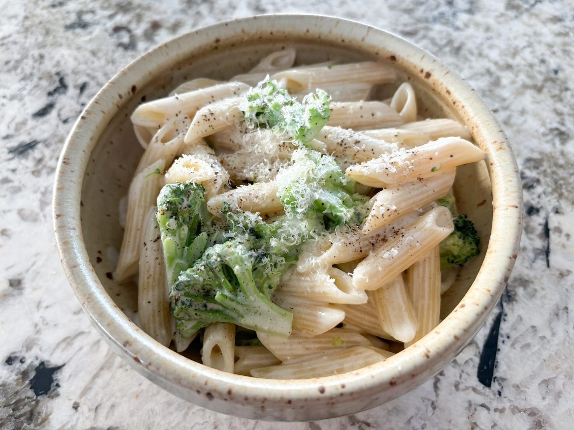 A autora exibe sua porção do mac and cheese rápido de Martha Stewart. Reprodução: Paige Bennett