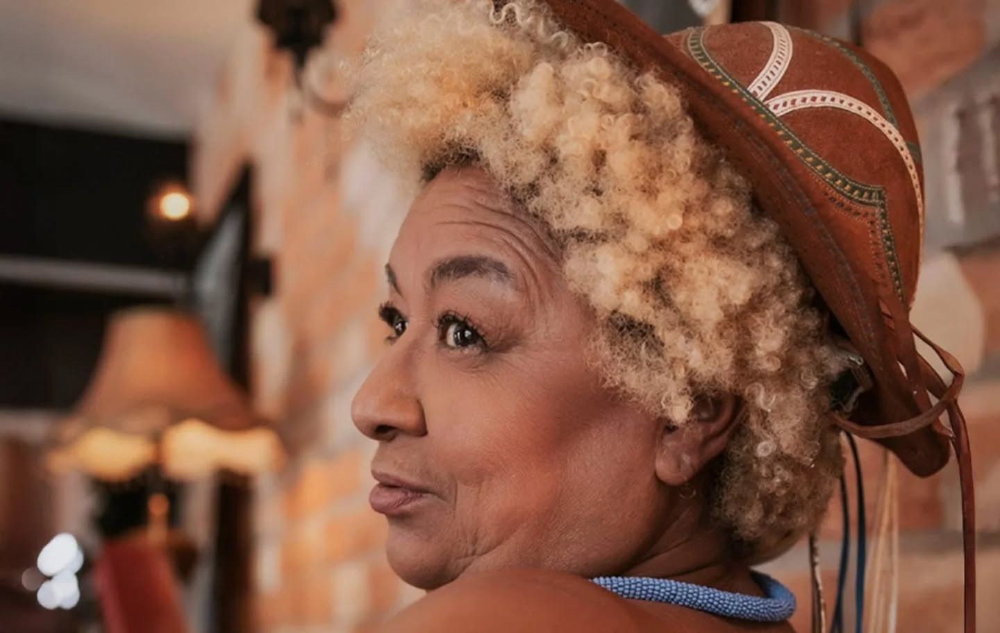 Jacira Roque de Oliveira, mãe de Emicida, inspira sua obra e deixa legado emocional na música brasileira. Legenda da imagem. Reprodução: Facebook Dona Jacira