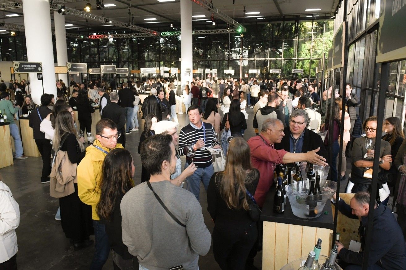 Participantes da 12ª edição do Vinhos de Portugal degustam rótulos no Salão de Degustação em São Paulo.; Reprodução: O GLOBO