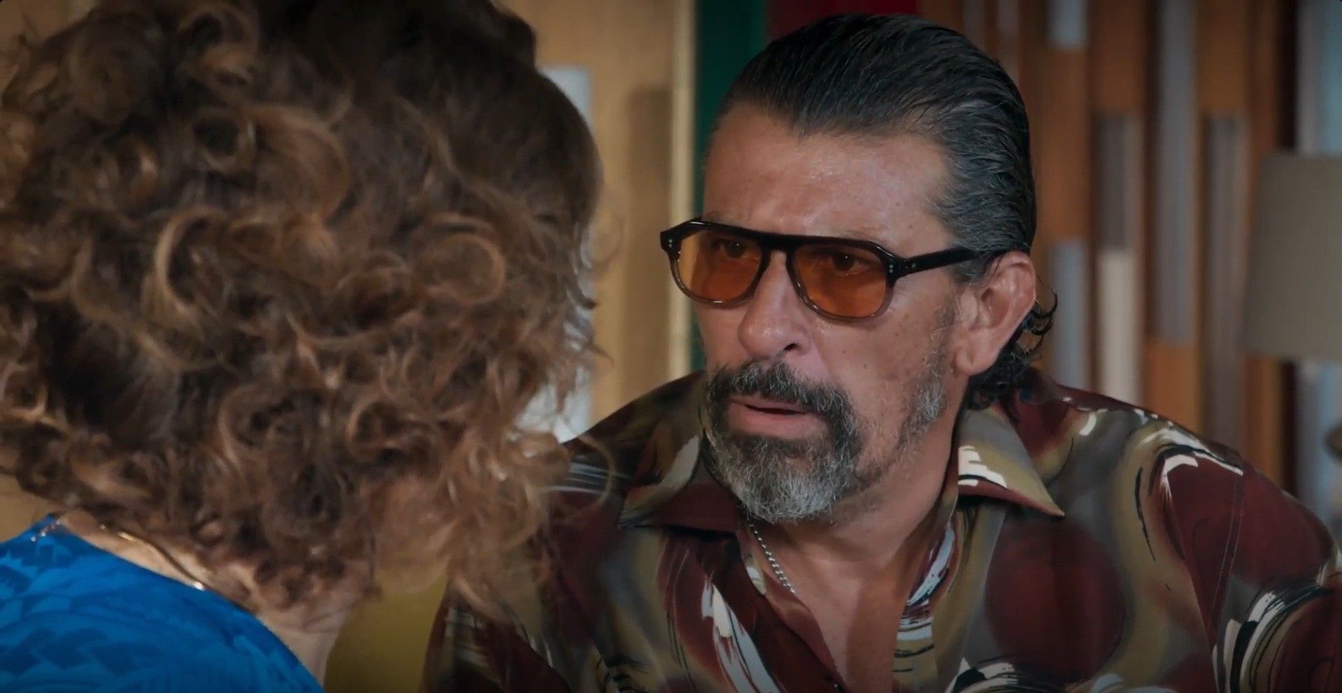 Personagem da novela das 7 demonstra preocupação com possíveis traições. Reprodução: Globo