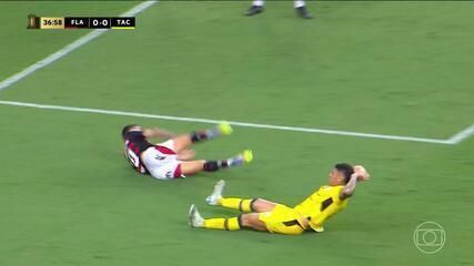 Cartão amarelo de Arrascaeta em jogo da Libertadores contra o Deportivo Táchira. Reprodução: Globo