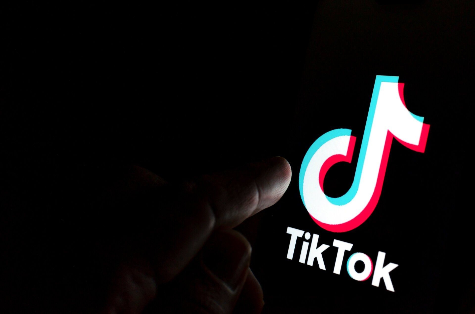Logo do TikTok em destaque enquanto um usuário interage com a plataforma. Reprodução: Gizmodo