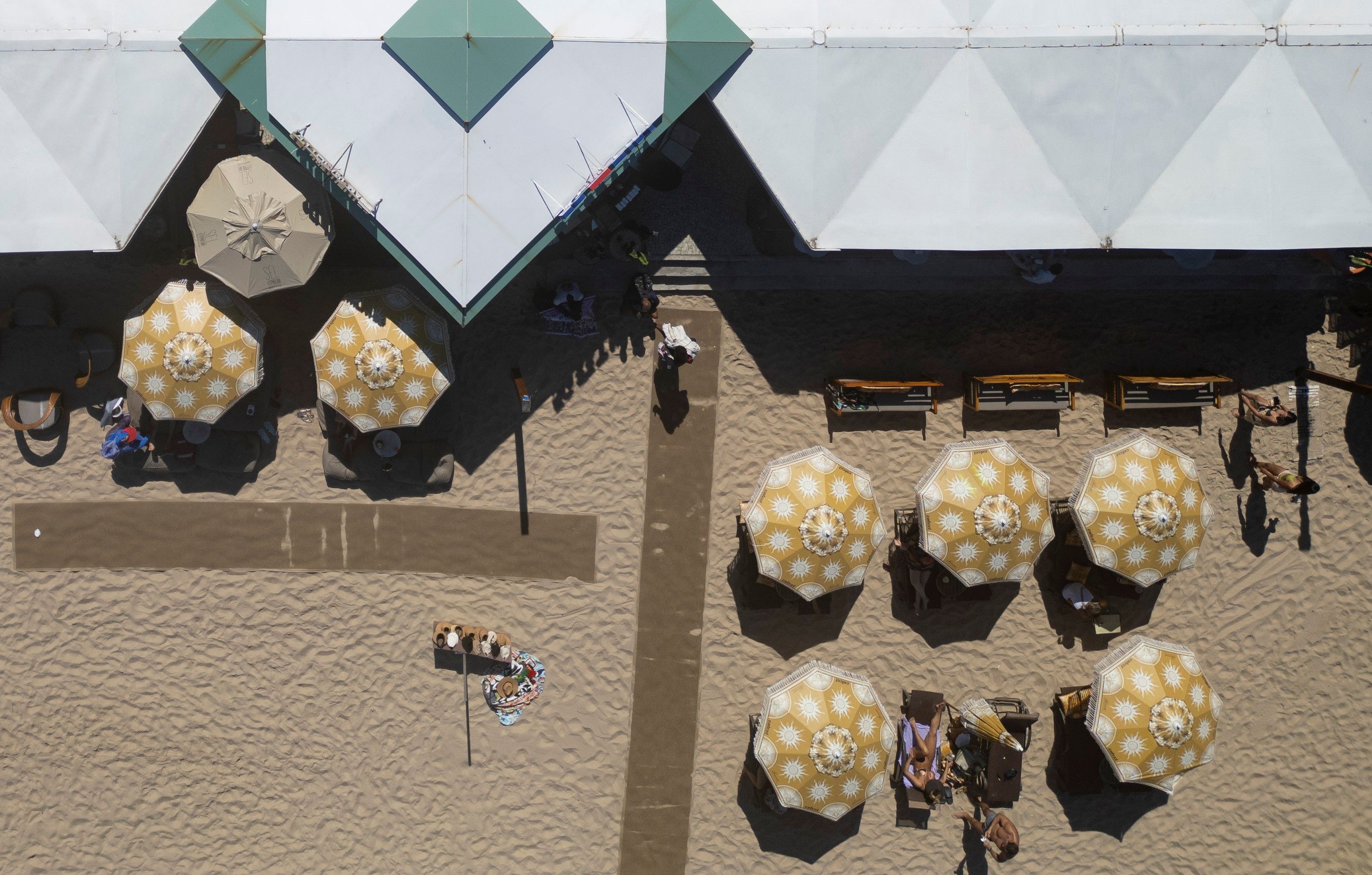 Quiosques de Ipanema são alvo de ação do MPF por ocupação irregular da faixa de areia. Reprodução: Globo