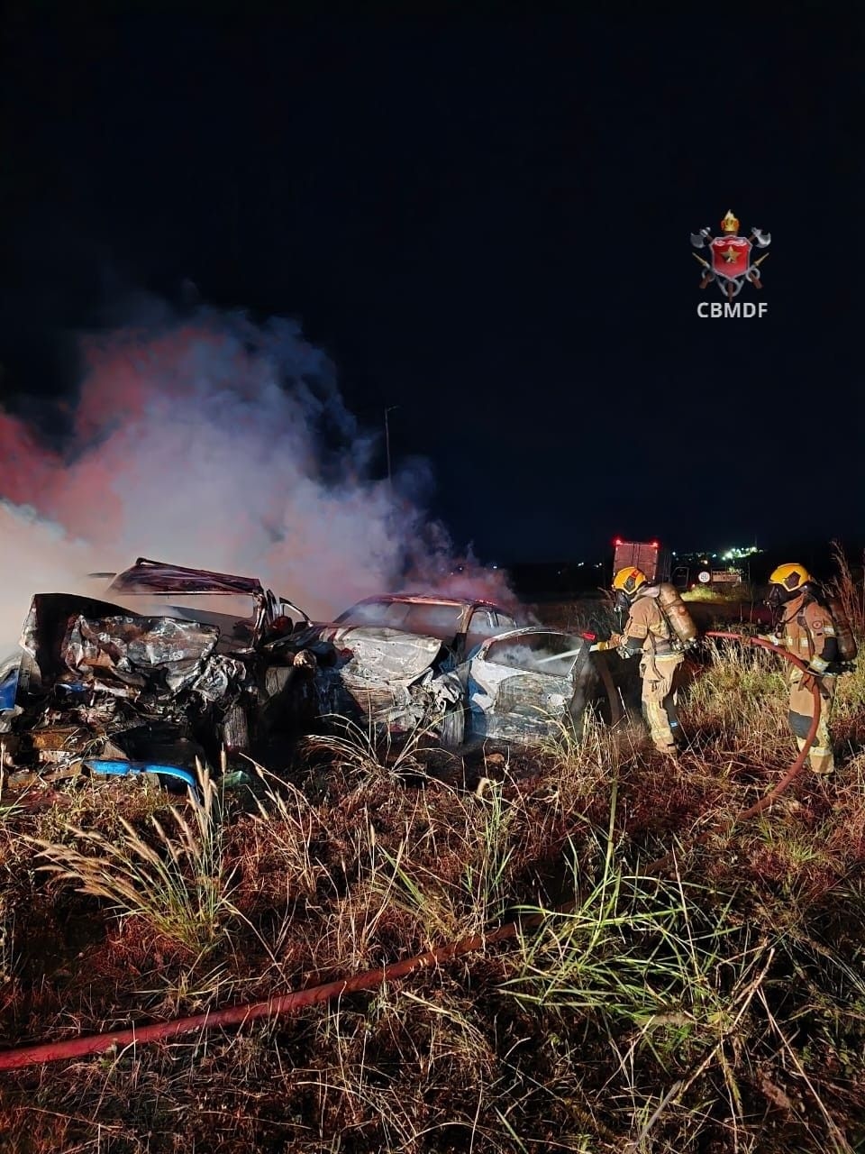 Bombeiros atendem incêndio após colisão mortal entre dois carros na DF-180.; Reprodução: Globo