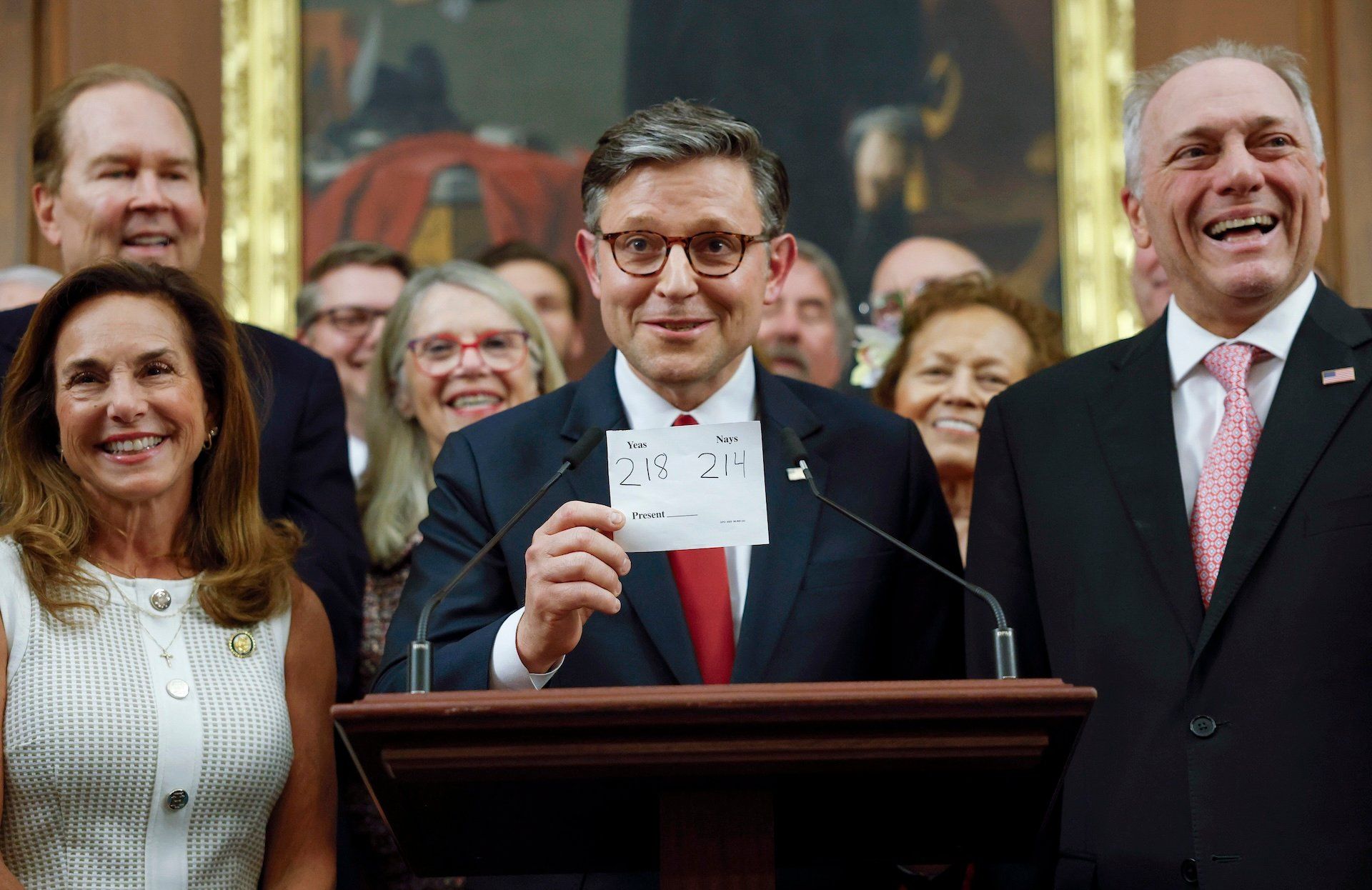 Mike Johnson anuncia a aprovação do H.R. 1, que pode afetar 17 milhões sem seguro saúde. Reprodução: Gizmodo