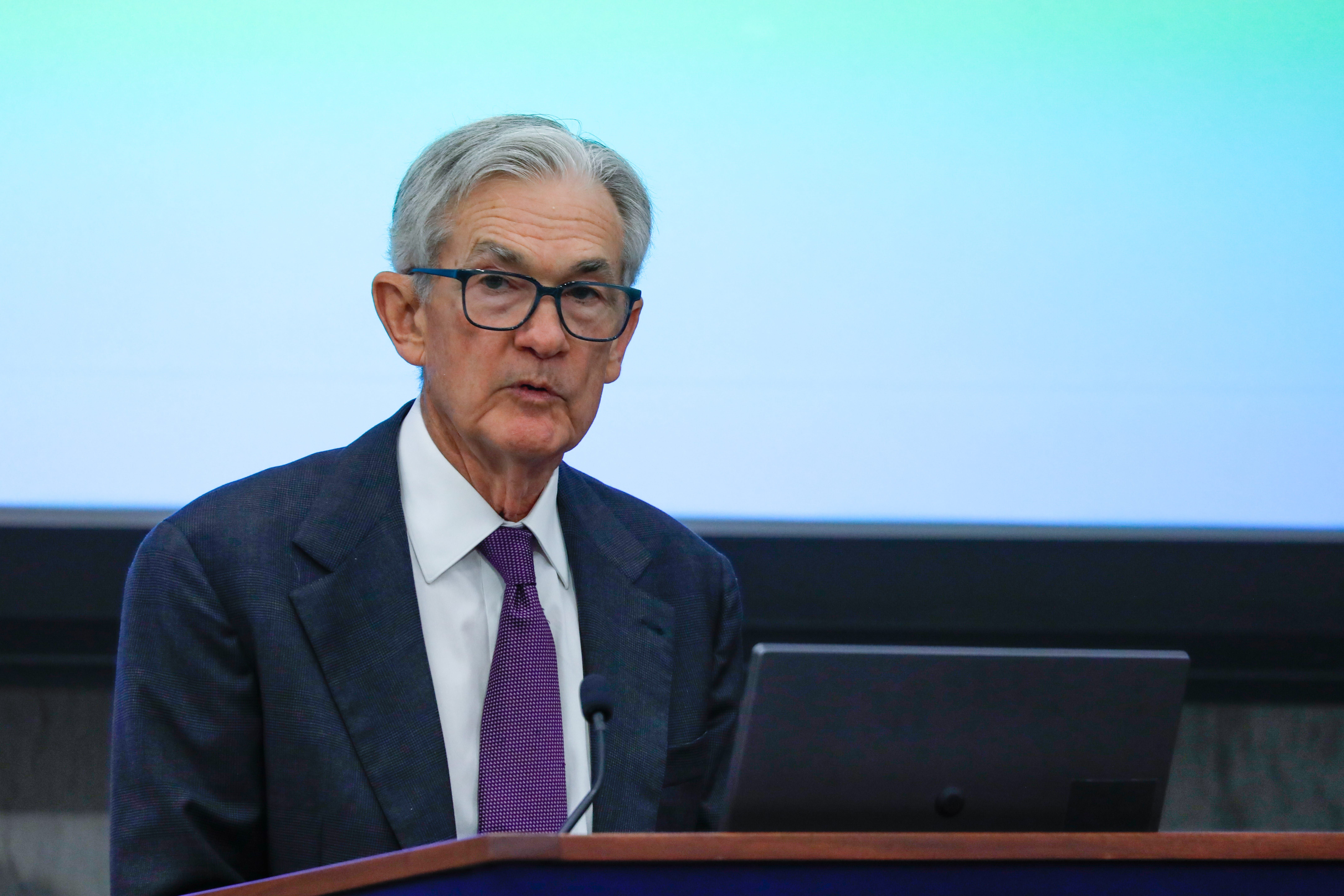 Jerome Powell discute a independência do Fed durante conferência em Washington. Legenda da imagem. Reprodução: Business Insider