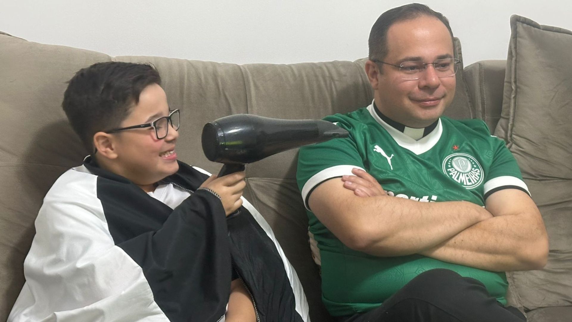 Enzo Toyonaga assiste derrota do Palmeiras ao lado do padre que atendeu sua prece inusitada. Reprodução: Emerson Sanchez
