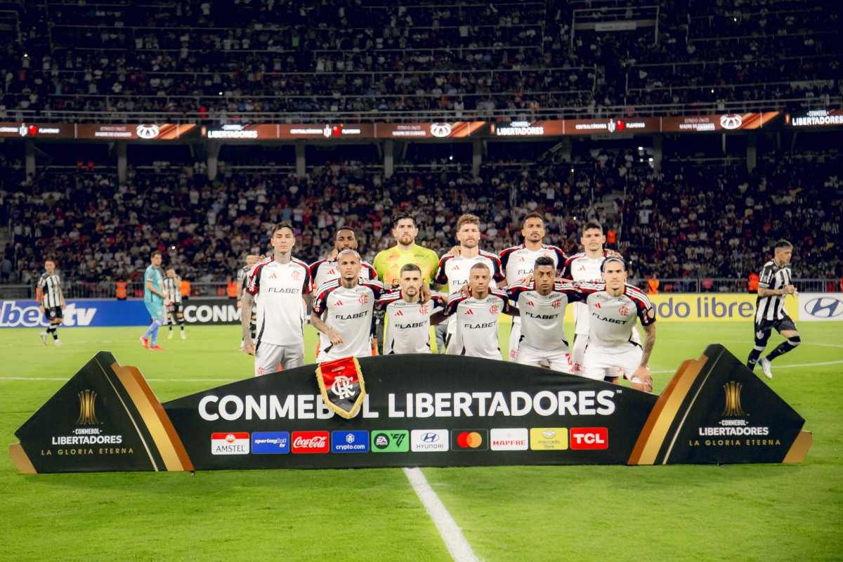 A equipe do Flamengo foi assaltada após retorno de jogo na Libertadores na Argentina. Legenda da imagem. Reprodução: Metrópoles