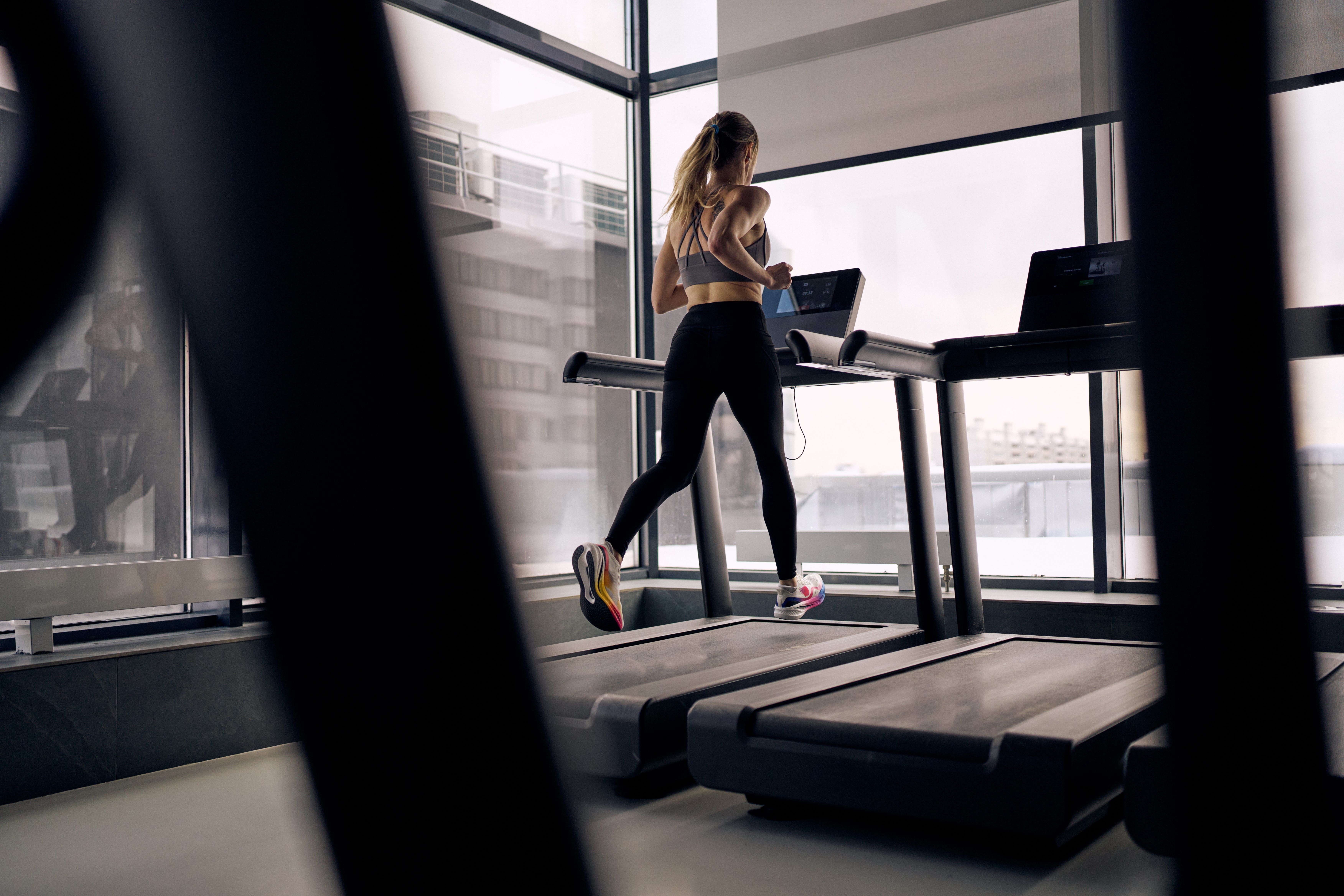 Mulher se exercitando na academia, reforçando a importância do exercício para a saúde do coração. Reprodução: Business Insider