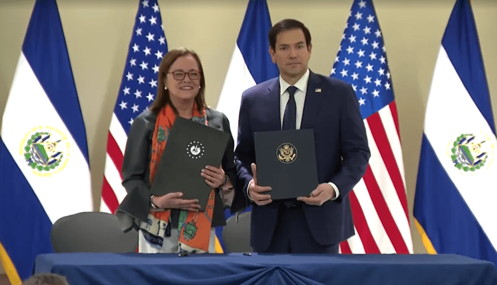 El Salvador oferta abrigo a criminosos deportados dos EUA