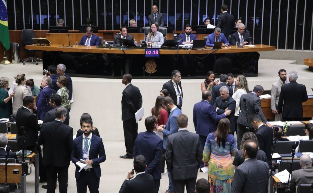 Deputada Chris Tonietto discute projeto que altera a CLT. Reprodução: CNN Brasil