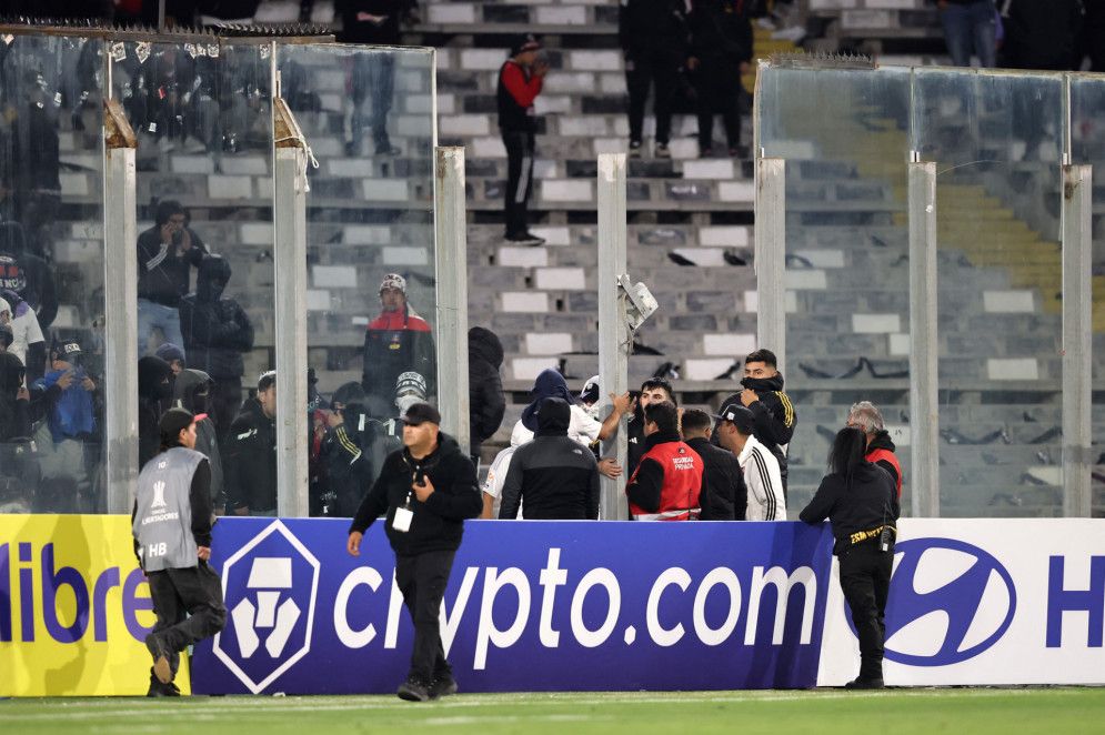 Torcida do Fortaleza clama pela vitória na partida contra o Colo-Colo. Reprodução: O POVO