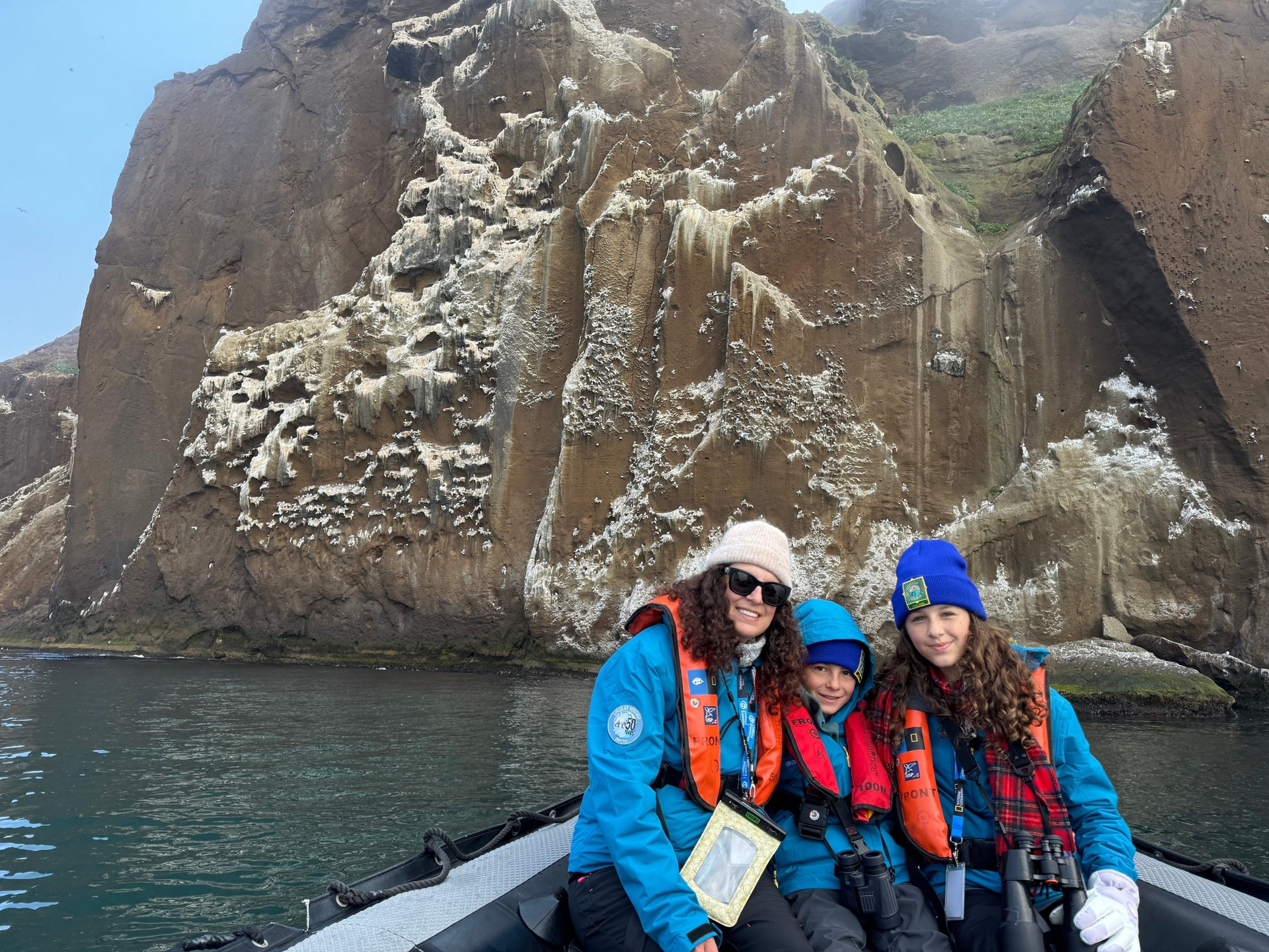 Mãe com filhos em barco na Islândia: viagem em família durante expedição. Legenda da imagem. Reprodução: Business Insider - Jamie Davis Smith
