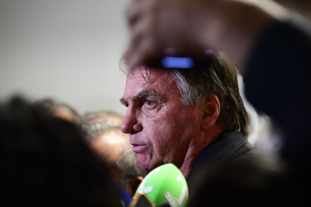 Entorno de Bolsonaro prevê prisão e giro internacional
