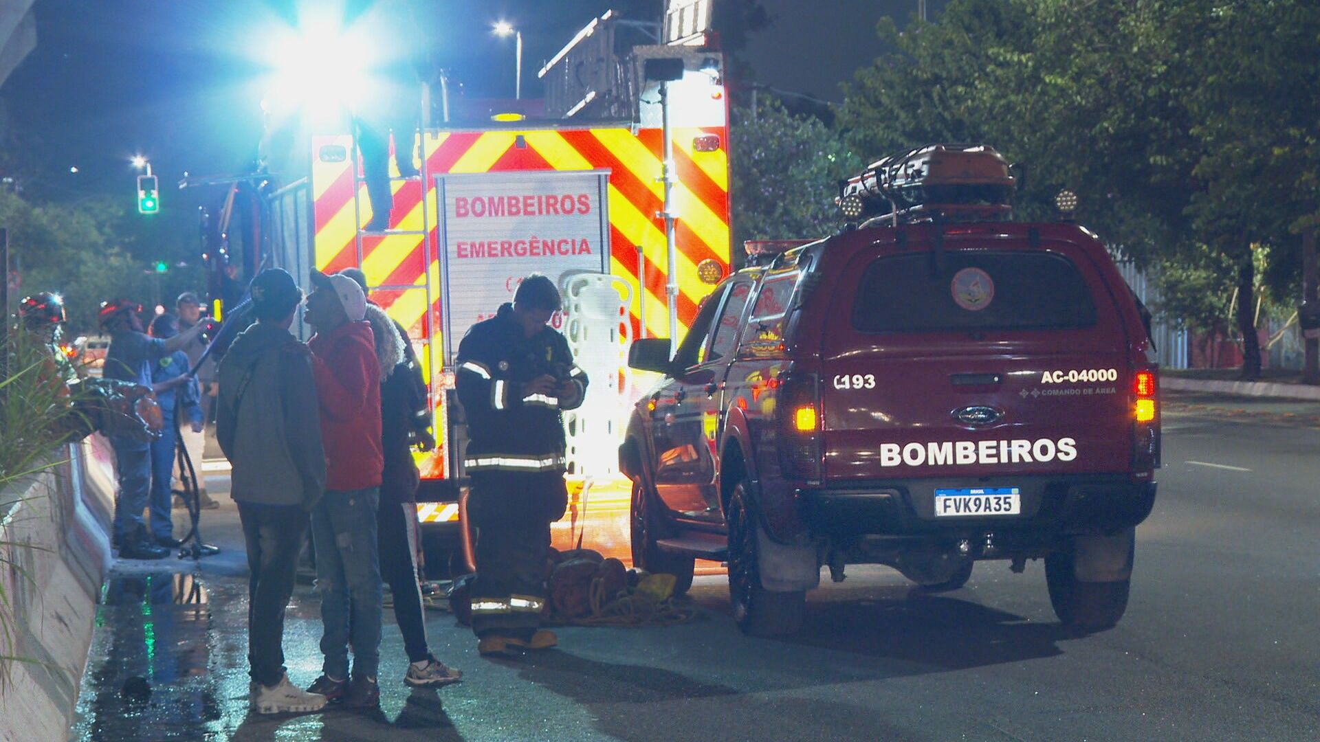 Bombeiros resgatam corpo de homem em córrego na Zona Sul de São Paulo. Reprodução: Globo