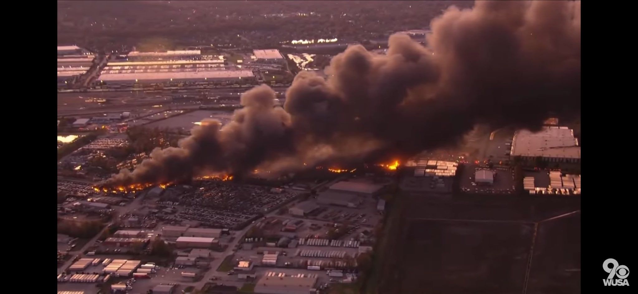 Avião cargueiro MD-11 da UPS cai em Louisville, provocando grande incêndio e fumaça. Legenda da imagem. Reprodução: Retorno do item 11