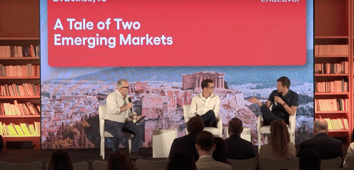 Empreendedores discutem suas trajetórias e investimentos em evento da StrictlyVC em Atenas. Reprodução: TechCrunch.