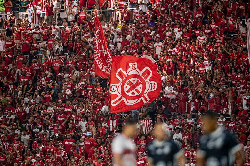 Torcedores celebram a vitória do CRB sobre o Remo no Estádio Rei Pelé. Reprodução: Paulo Chancey Junior