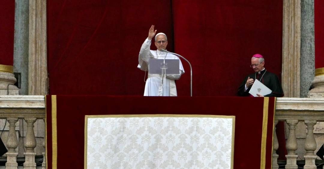 Papa Leão XIV faz apelo à paz durante sua primeira oração dominical na Praça São Pedro. Reprodução: Veja