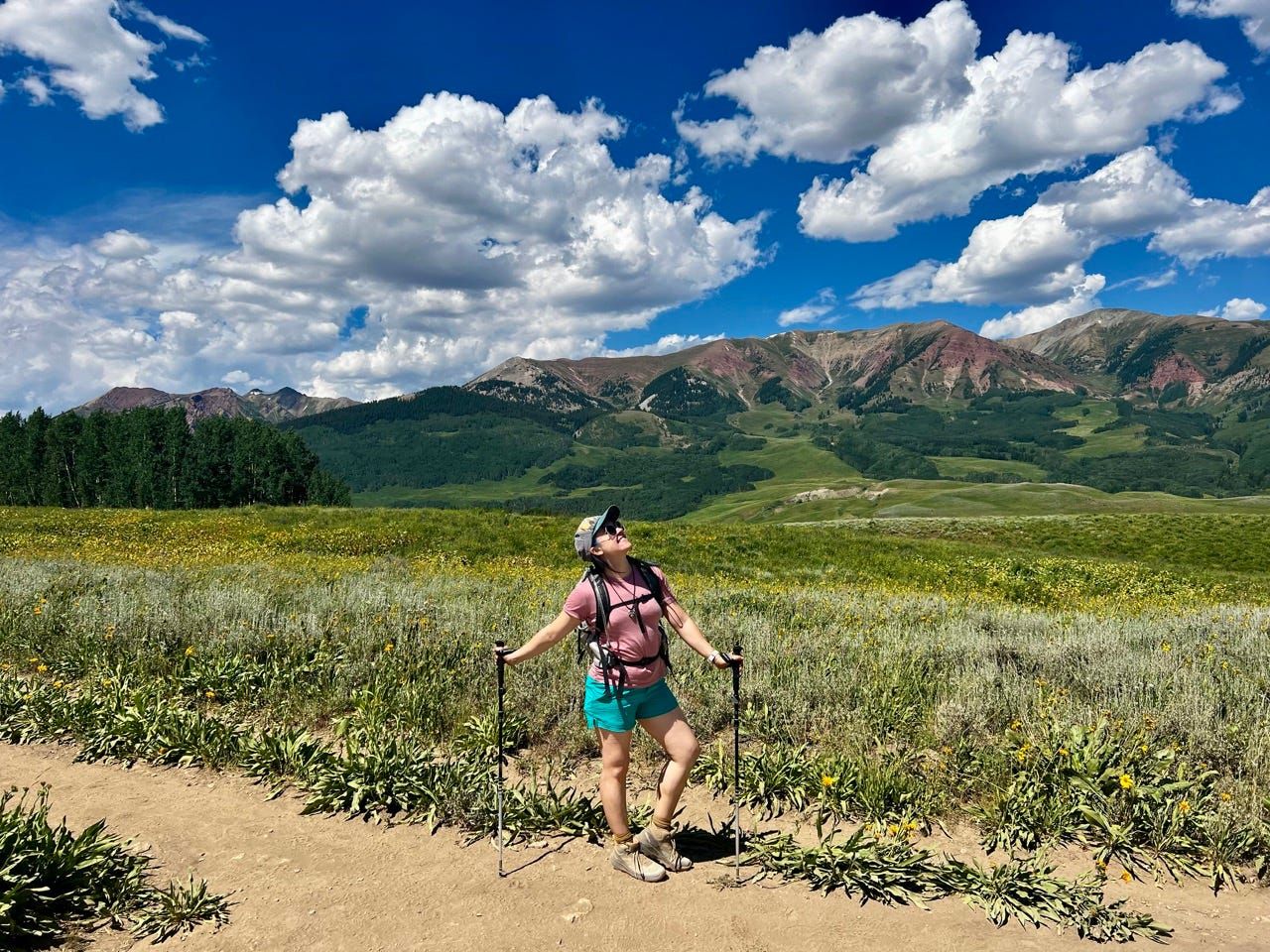Emily Pennington desfruta da vida ao ar livre em Boulder, Colorado, após deixar Los Angeles. Reprodução: Business Insider