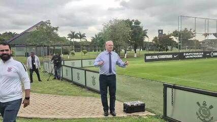 Presidente interino Osmar Stabile presencia treino do Corinthians após mudanças na diretoria do clube. Reprodução: Globo