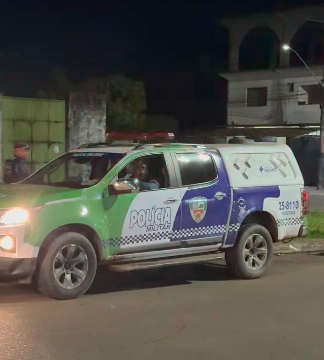 Um jovem de 20 anos foi baleado por policial após ataque a segurança em Itacoatiara. Reprodução: Globo