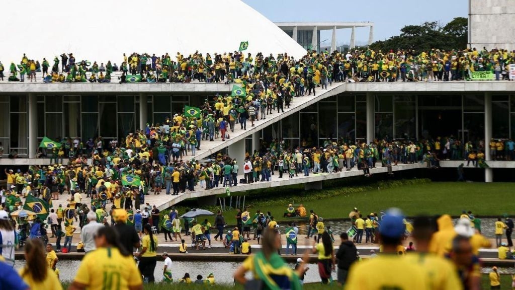 Grupo entrega documento com 180 mil assinaturas contra perdão a envolvidos no 8/1. Reprodução: CNN Brasil