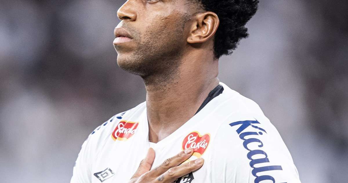 Gil critica arbitragem após clássico contra Corinthians