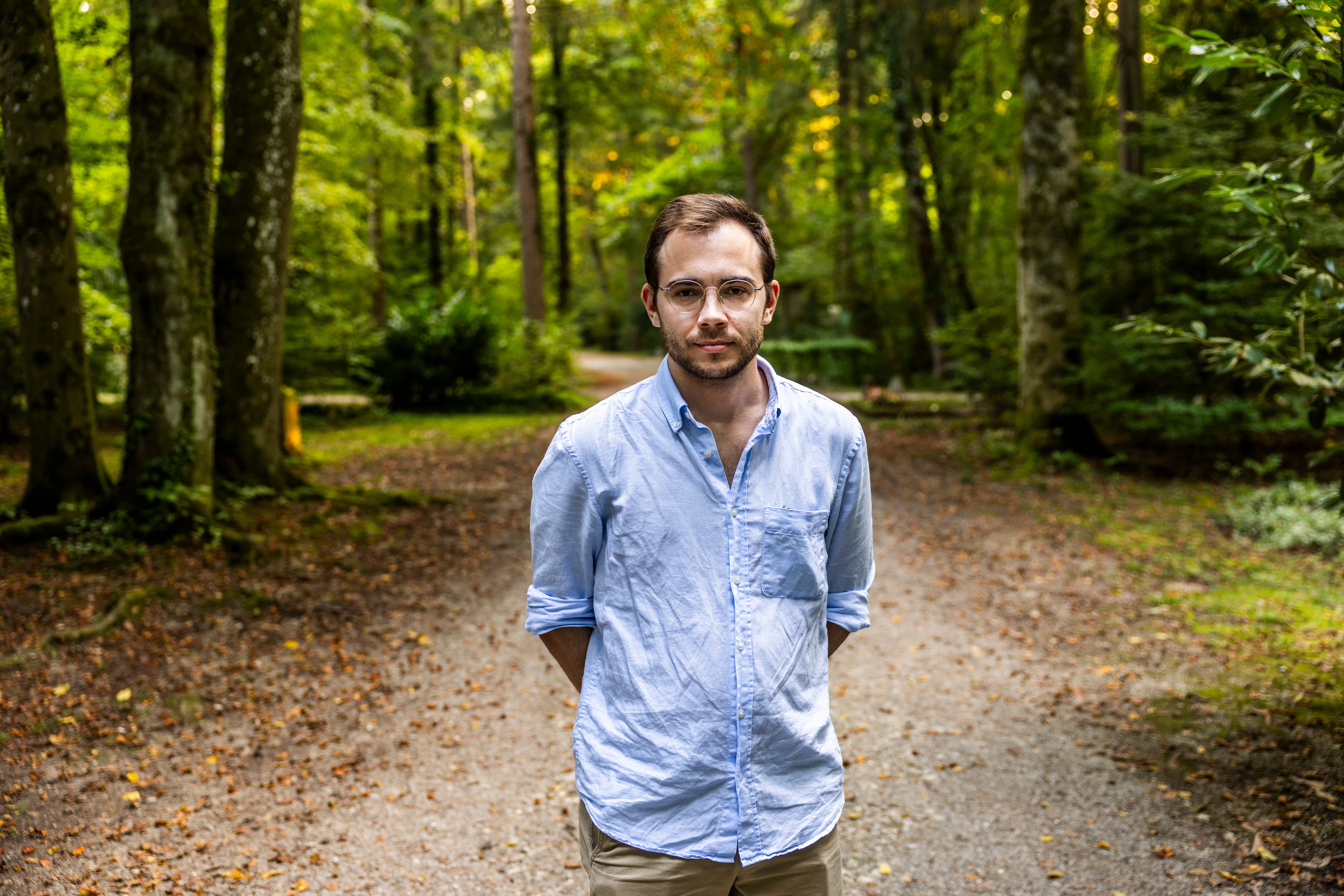 Ucraniano Ostap visita a tumba de Stepan Bandera no cemitério Waldfriedhof, Munique. Legenda da imagem. Reprodução: Retorno do item 11