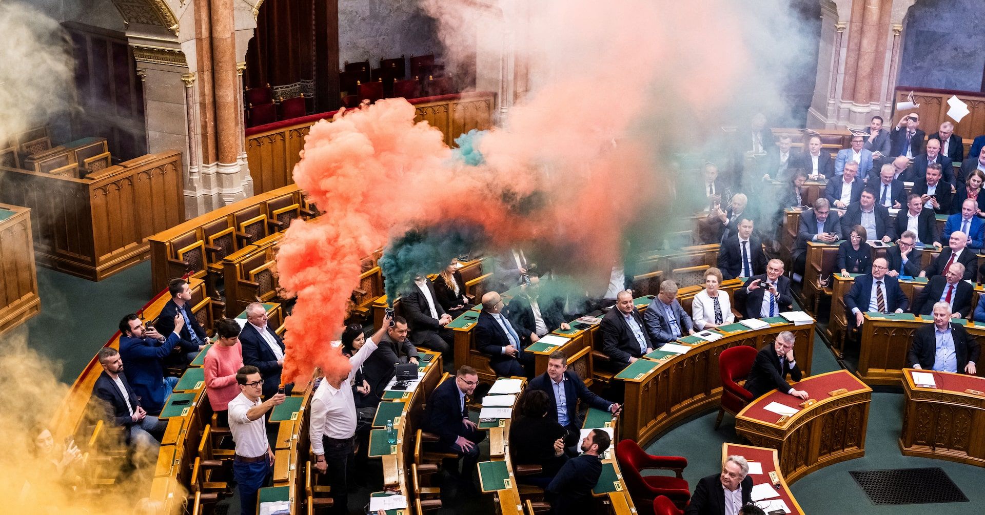 Protesto no parlamento húngaro resulta em suspensão de seis deputados por uso de fumos. Reprodução: Reuters