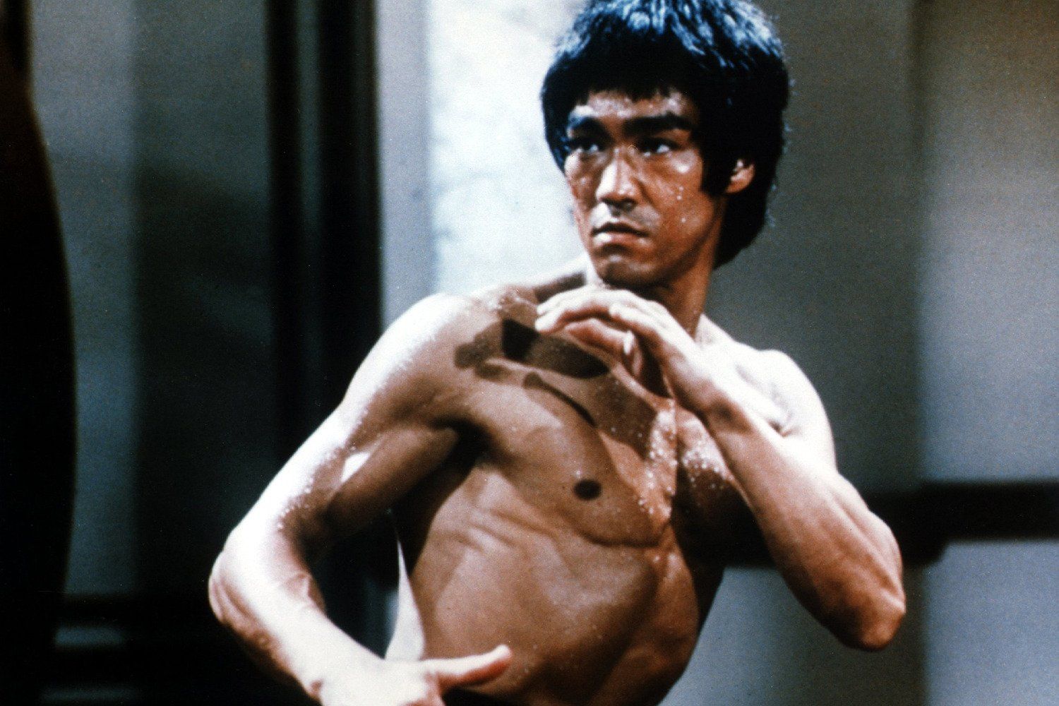 Bruce Lee em imagem promocional de 'Enter the Dragon'. Reprodução: Gizmodo