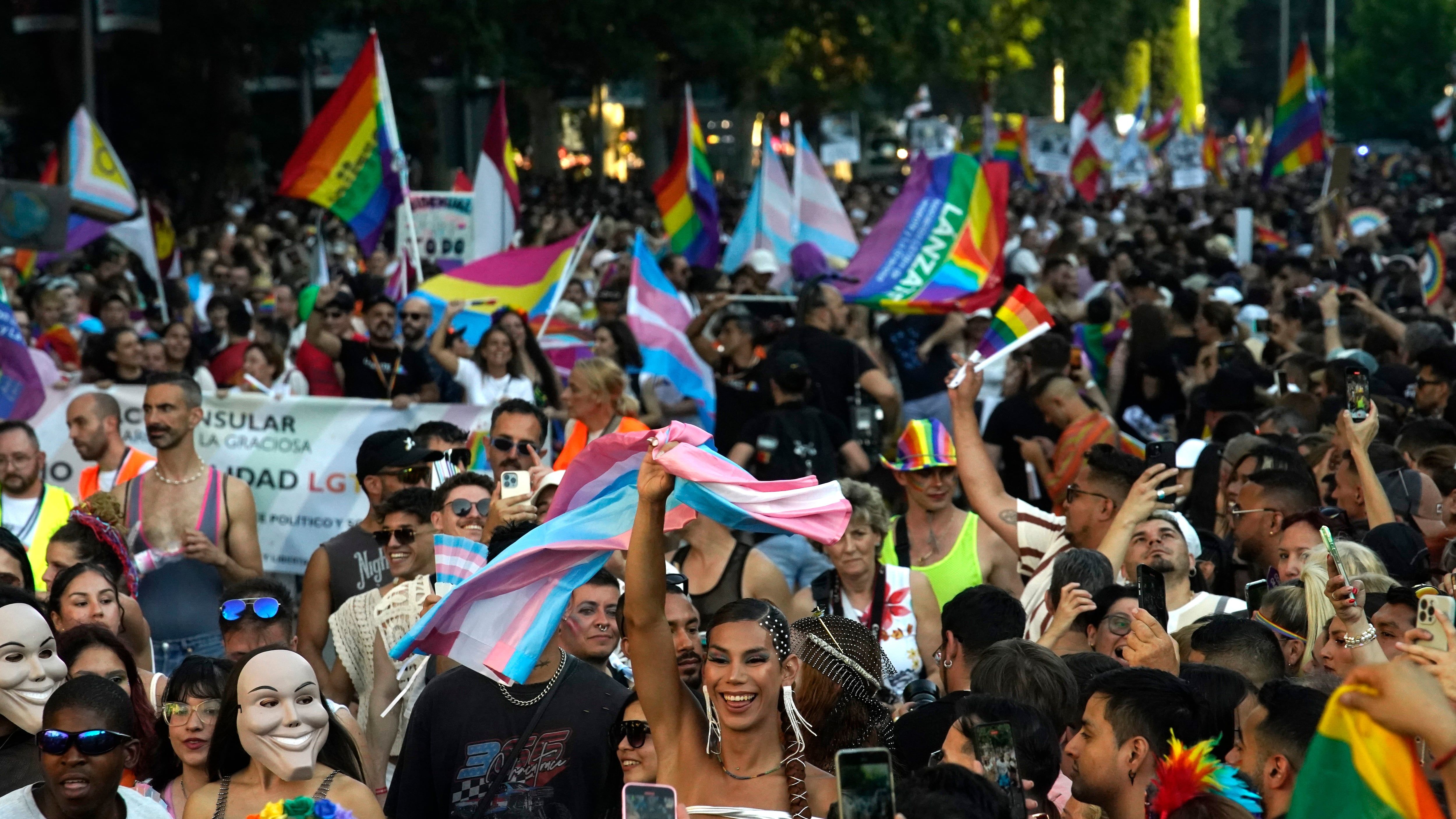 Manifestação do Orgulho Lgtbi+ em Madrid celebra 20 anos de direitos e luta contra retrocessos. Reprodução: El País