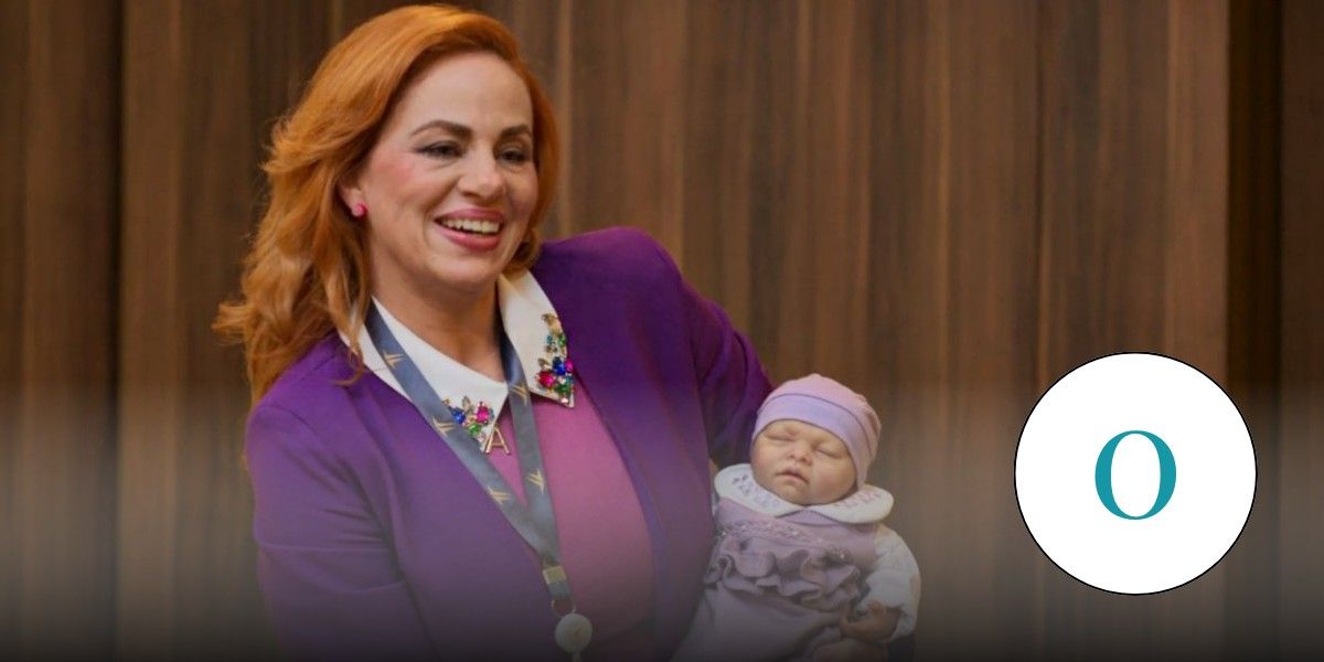 A personagem Aldeíde se despede rapidamente de sua boneca reborn na novela 'Vale Tudo'. Reprodução: Globo