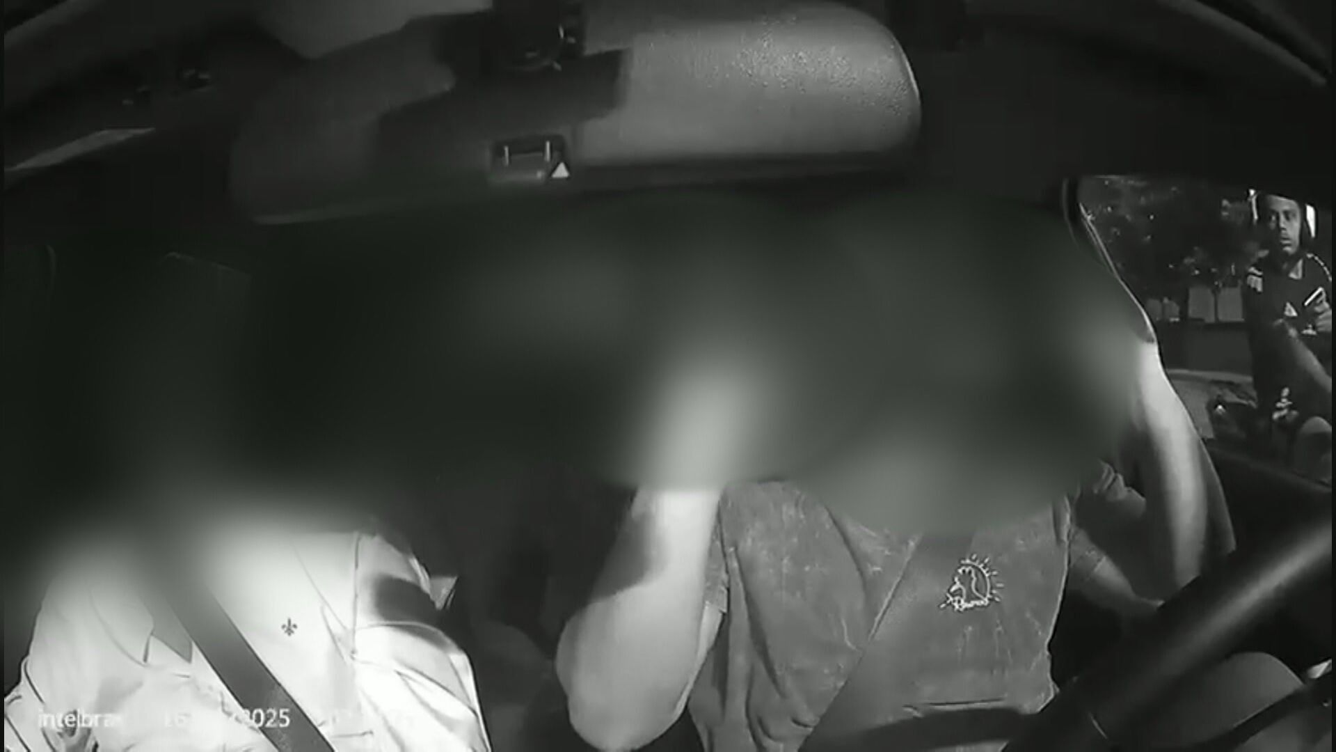 Assalto a aplicativo é registrado em vídeo na Avenida Brasil