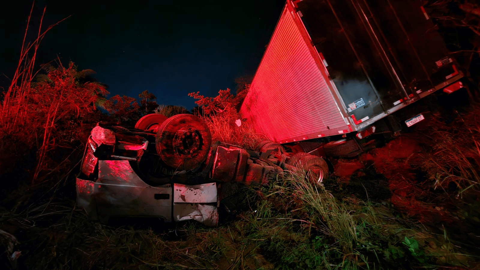 Carreta capota na BR-135 em Joaquim Felício, resultando na morte do motorista. Reprodução: Globo