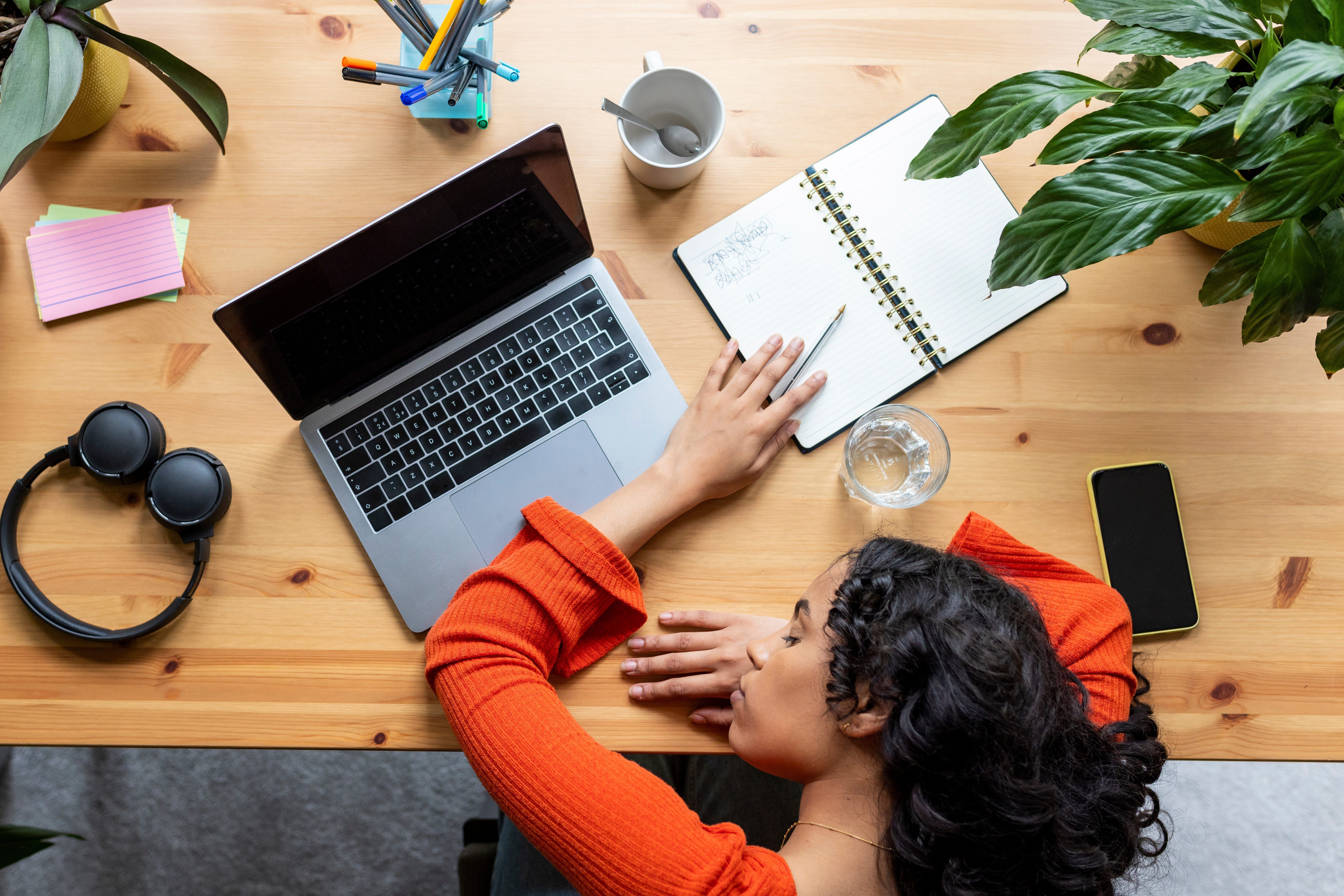 Mãe cansada estuda e cuida do filho e da mãe durante momentos desafiadores. Reprodução: Business Insider