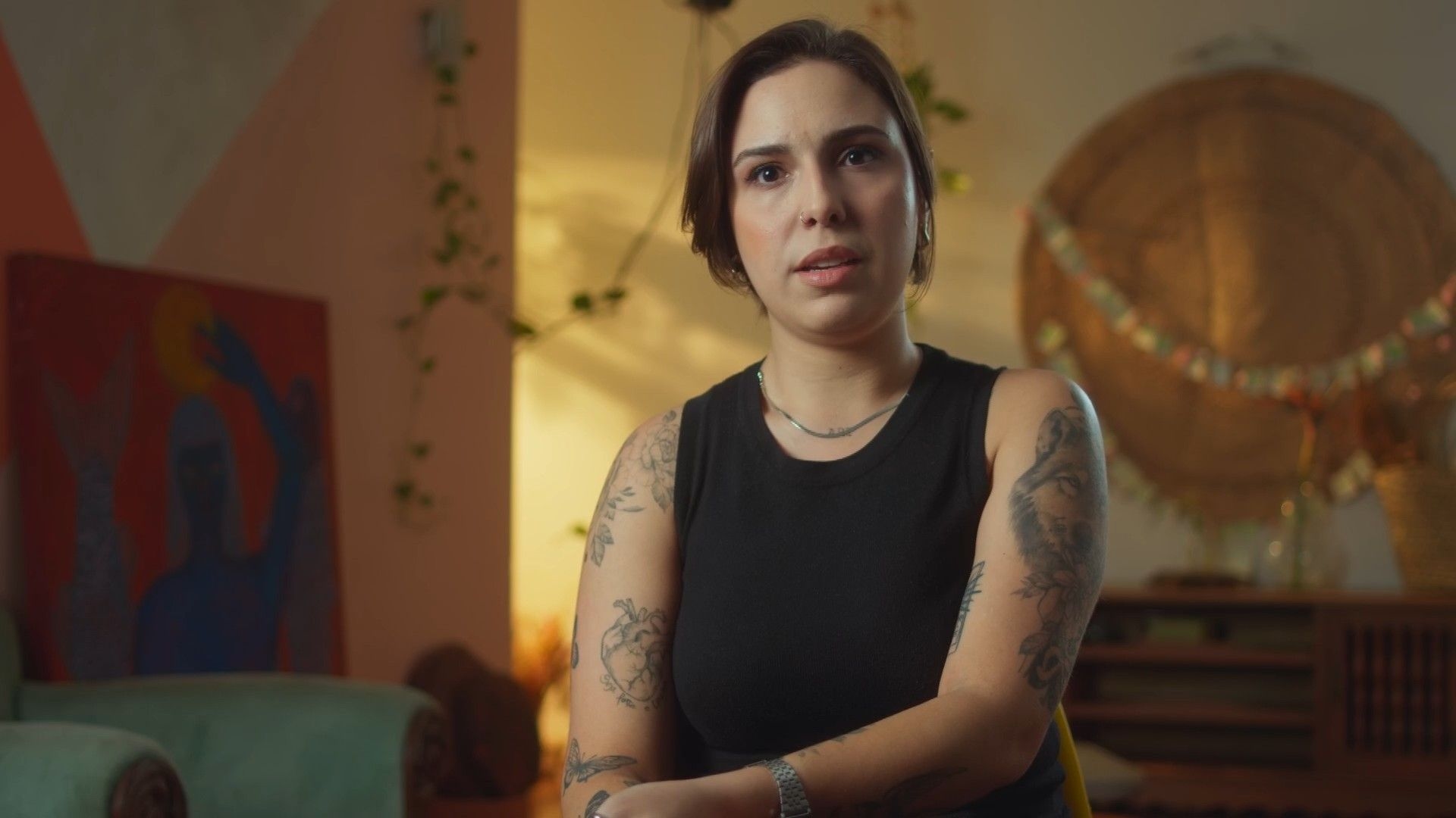 Isabela Tibcherani depõe no documentário sobre o assassinato do ator Rafael Miguel. Reprodução: Globo