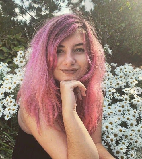 Imagem de Natasha Jokic, escritora sênior da BuzzFeed, destacando-se no ambiente de trabalho. Reprodução: BuzzFeed