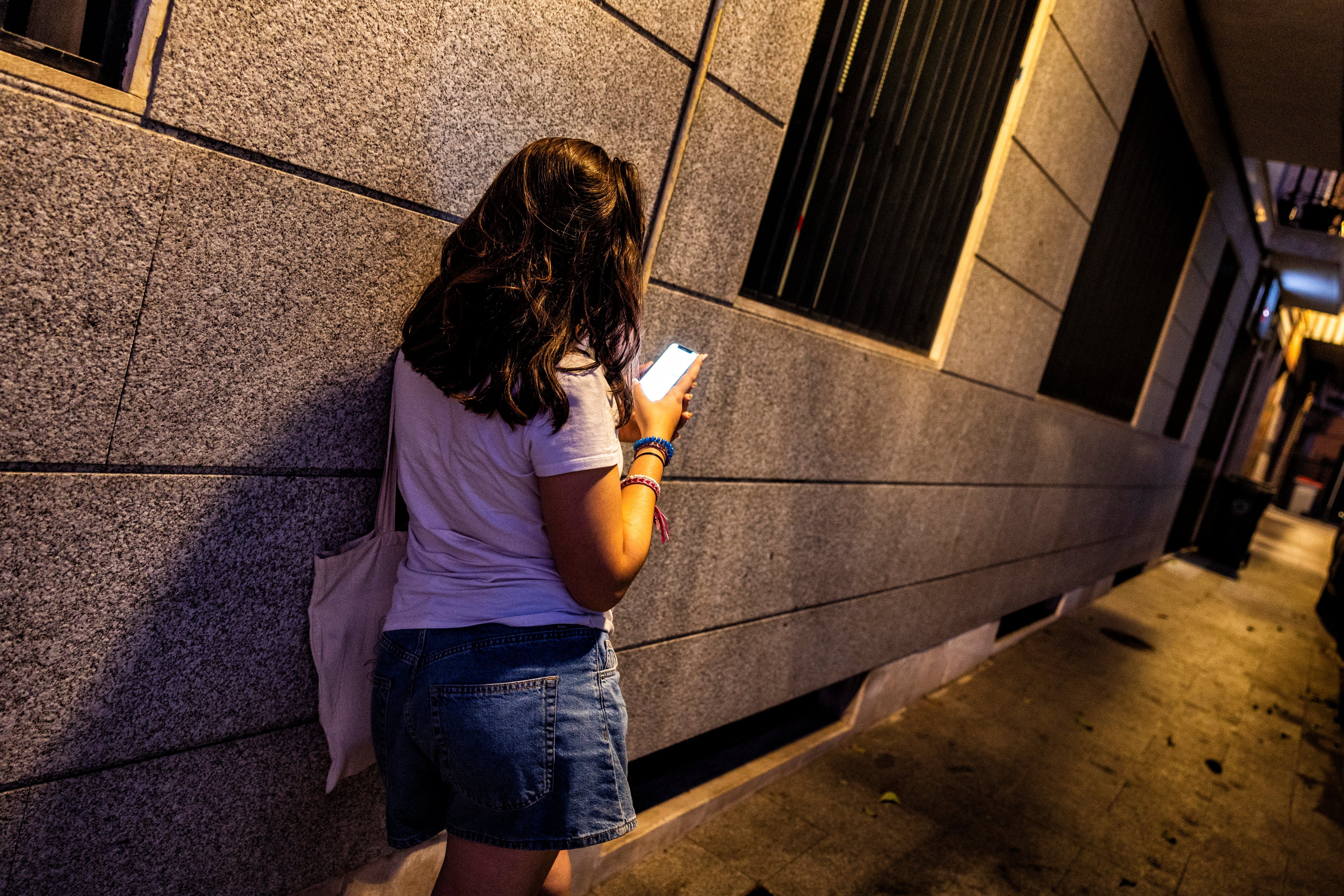 Adolescente em Madrid usa o celular; violência digital contra mulheres é tema do relatório. Reprodução: El País