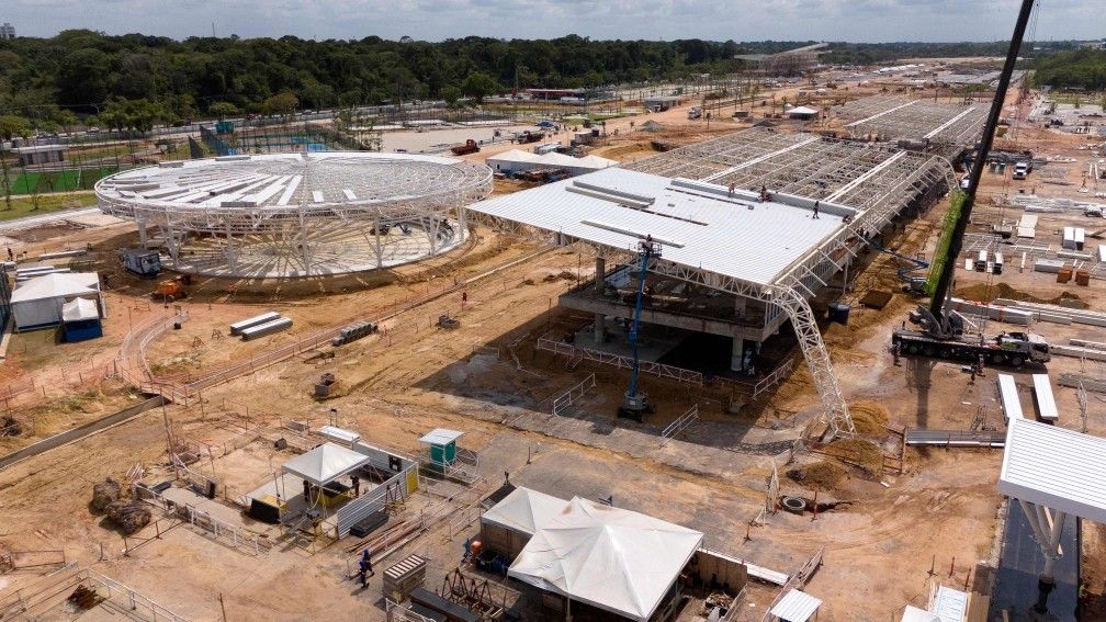 Vista aérea do canteiro de obras do Parque da Cidade, sede da COP30 em Belém. Reprodução: Globo.