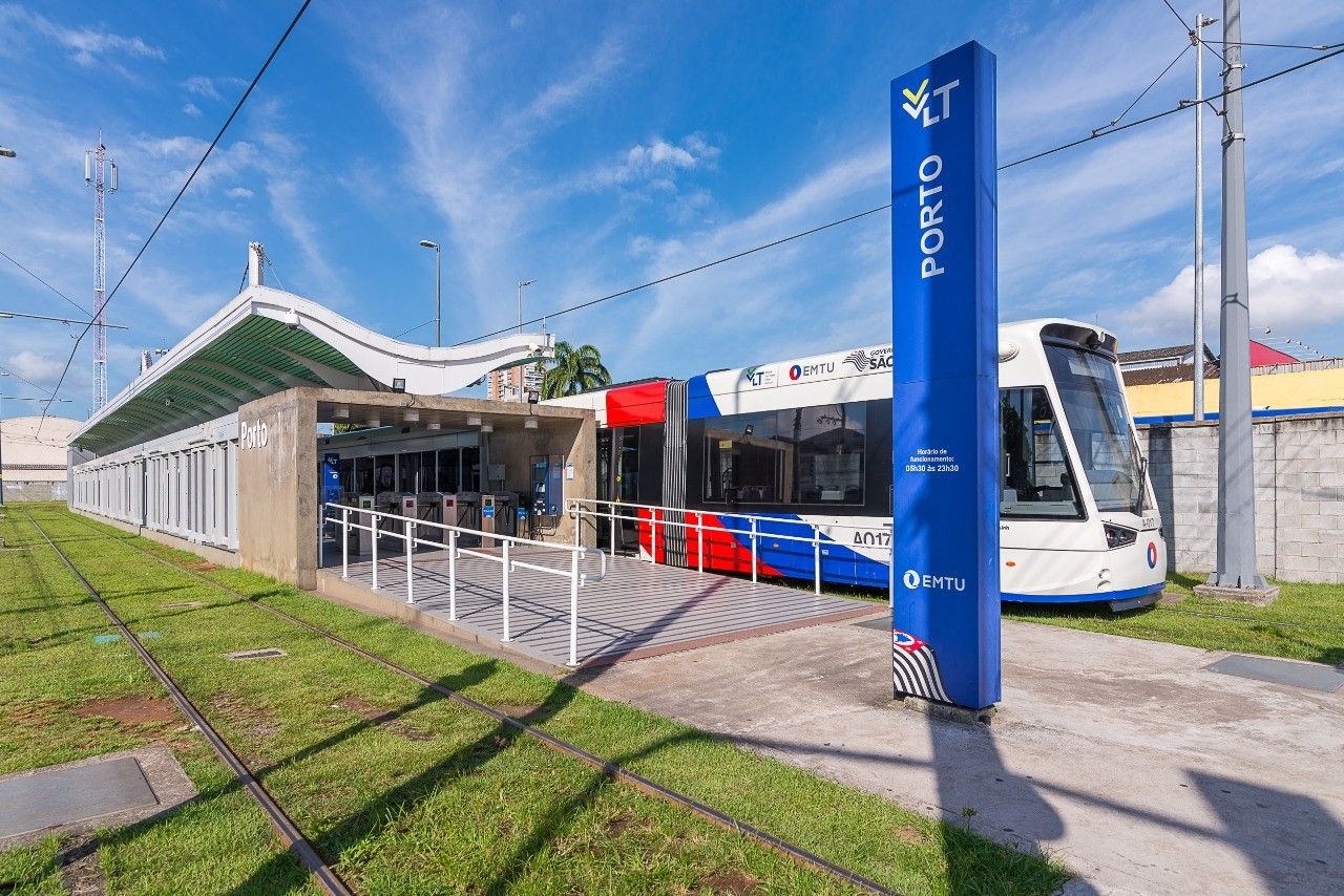 Testes de circulação do VLT da Baixada Santista em nova linha em Santos. Reprodução: Globo.