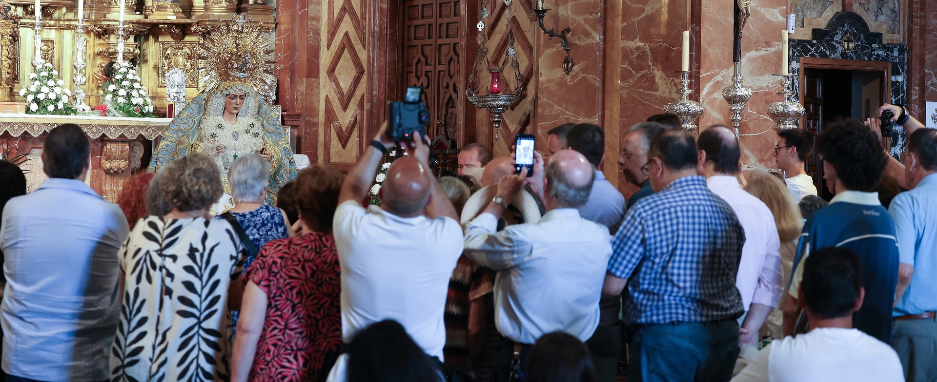 Fieis registram a imagem restaurada da virgem Macarena após polêmica sobre os retoques realizados. Legenda da imagem. Reprodução: El País