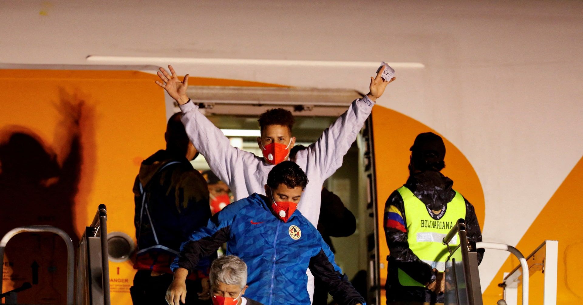 Suprema Corte dos EUA permite deportação de gangues venezuelanas, favorecendo Trump em sua política imigratória. Reprodução: Reuters