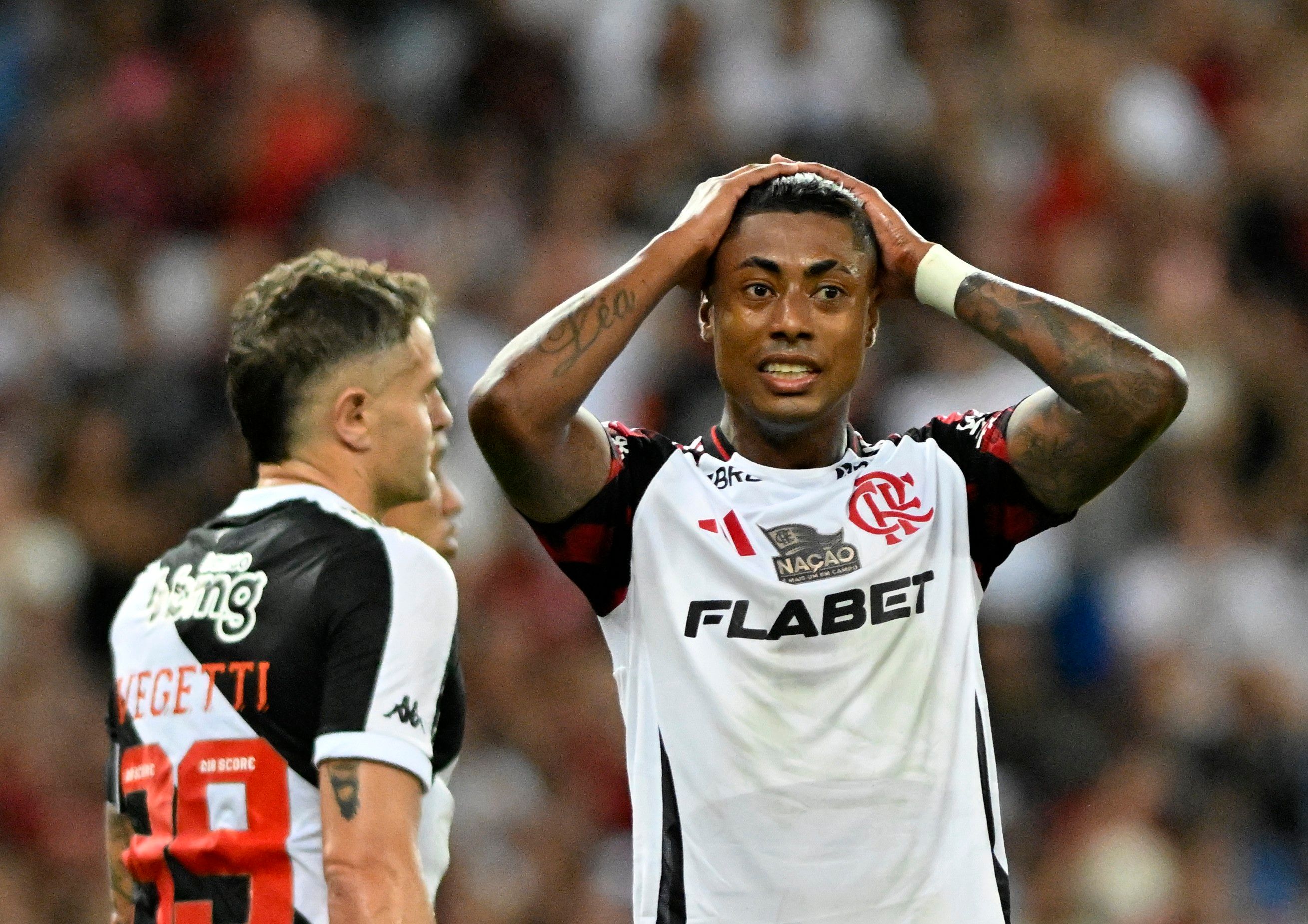 Jogadores do Flamengo em ação durante partida, demonstrando superioridade sobre o Vasco. Reprodução: Globo