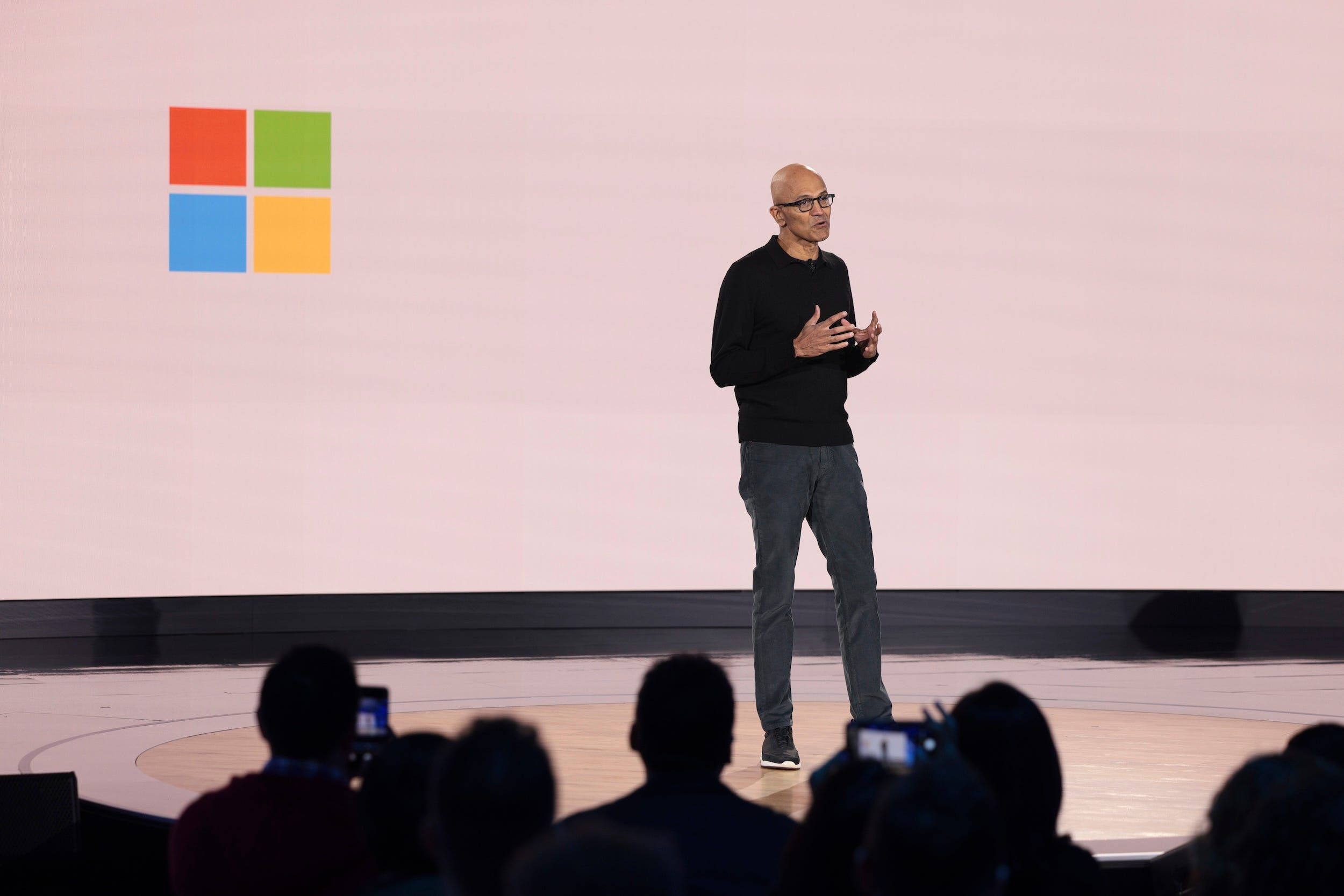 CEO Satya Nadella destaca crescimento impulsionado por nuvem e IA após resultados financeiros positivos da Microsoft. Reprodução: Jason Redmond/AP
