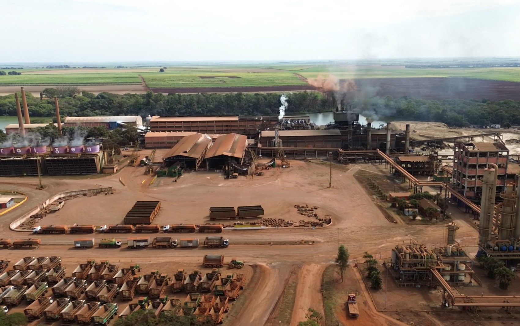 Funcionários da Usina Santa Elisa reagem à inesperada suspensão das operações em Sertãozinho. Reprodução: EPTV