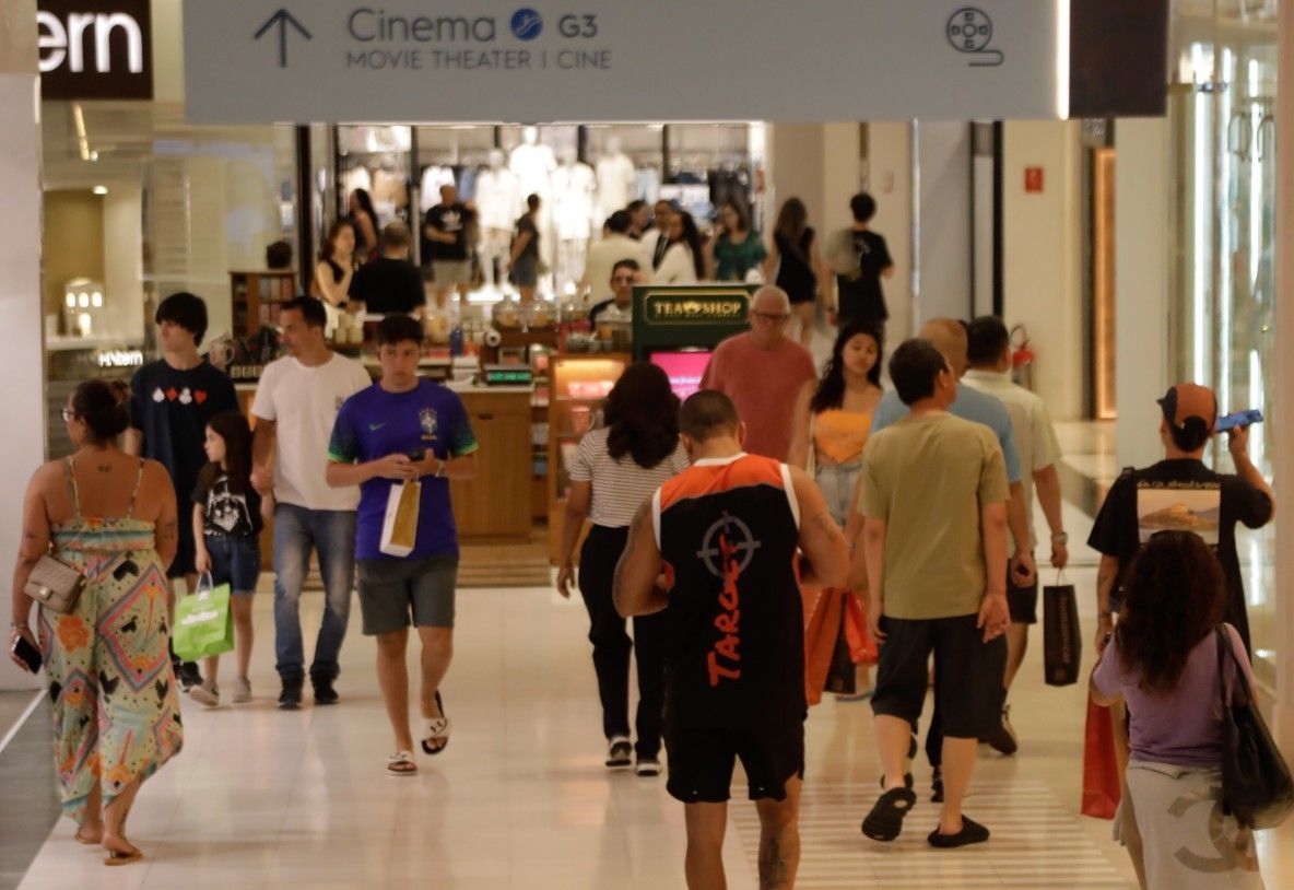 Clientes fazem compras de última hora no Rio de Janeiro durante a Cúpula do Brics. Reprodução: Globo