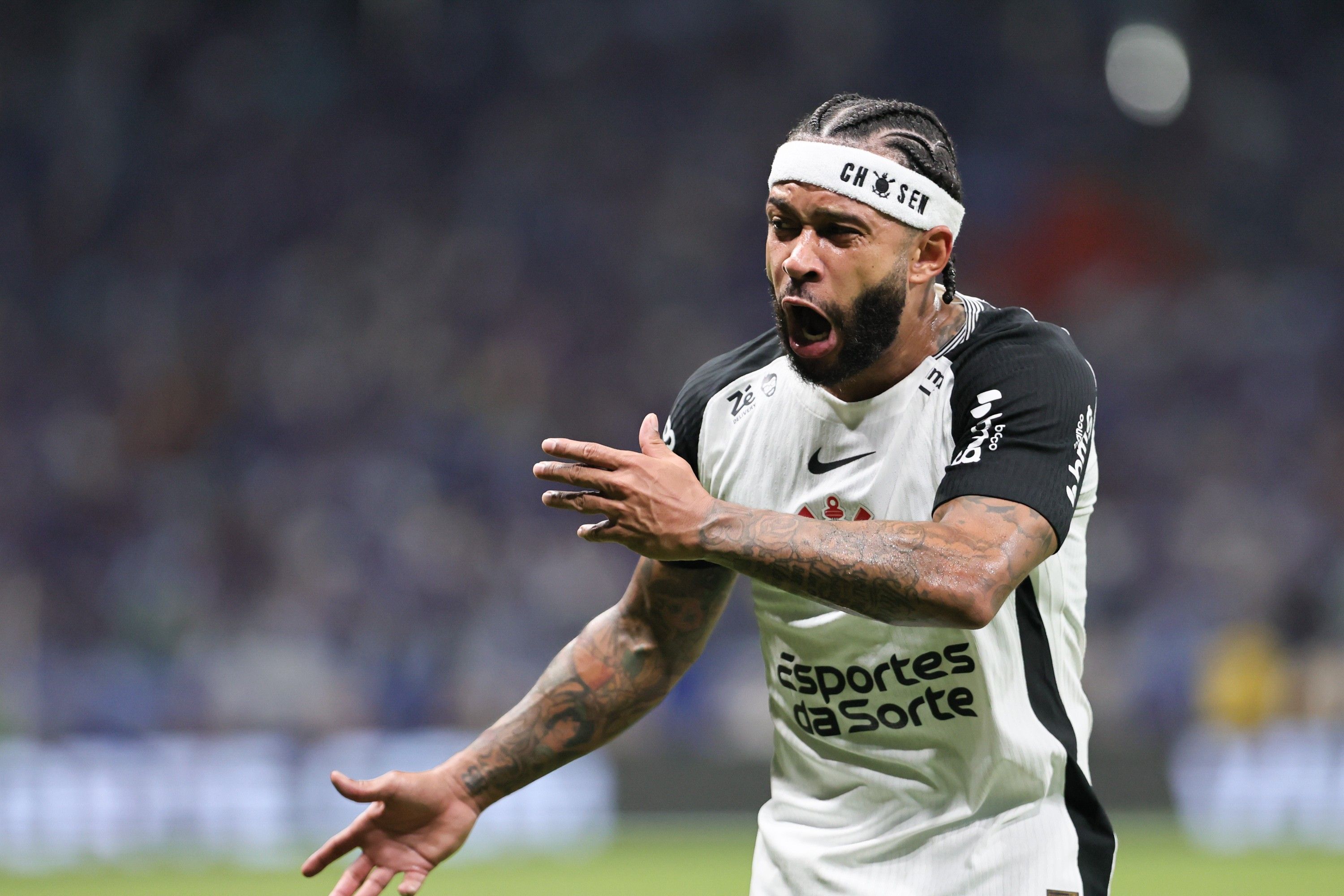 [Memphis exalta vitória do Corinthians e responde em português]. Reprodução: Ge