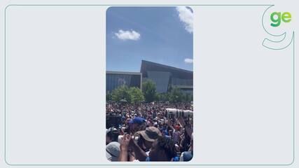 Milhares de fãs comemoram o título da NBA do Oklahoma City Thunder em parada na cidade. Legenda da imagem. Reprodução: Joshua Gateley/Getty Images